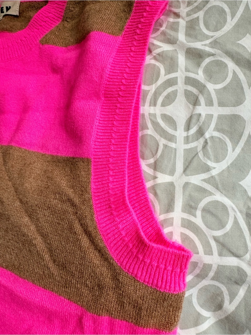 Boden 100% Cashmere Sleeveless Sweater Vest in Hot Pink & Brown - Picture 3 of 5